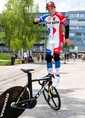 Möglichst geschickt muss auf dem Velo blanciert werden, abstehen ist verboten.