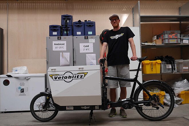 Der Vertriebsleiter des Veloblitz vor mit Cargobike.