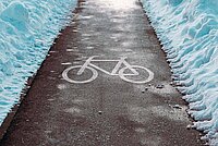 Von Schnee geräumter Radweg.