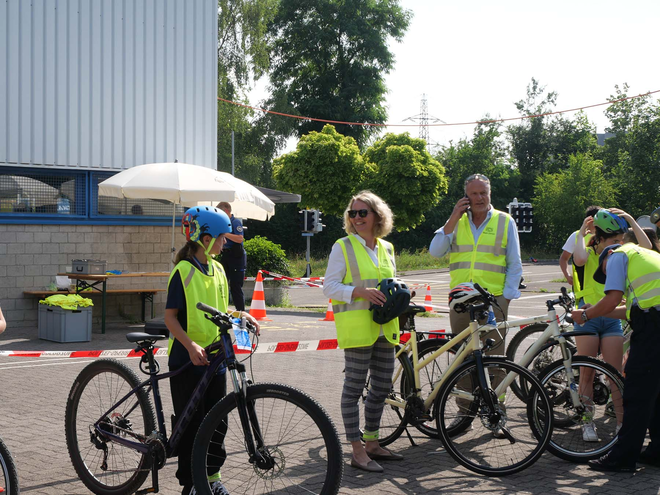 Auch Karin Rykart und Filippo Leutenegger tragen gelbe Leuchtwesten.