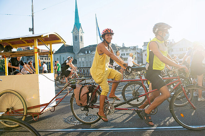 Jeden letzten Freitag im Monat findet die Critical Mass statt. Teilnehmer der Critical Mass Zürich fahen auf dem Limmatquai