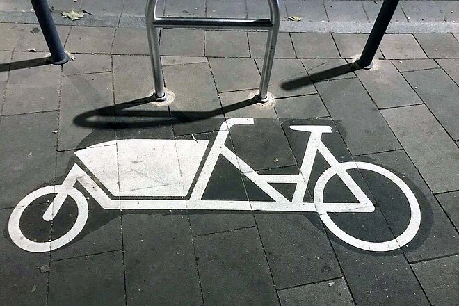 Besser auf speziell markiertem Parkplatz als auf dem Trottoir werden Lastenvelos abgestellt.