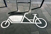 Besser auf speziell markiertem Parkplatz als auf dem Trottoir werden Lastenvelos abgestellt.