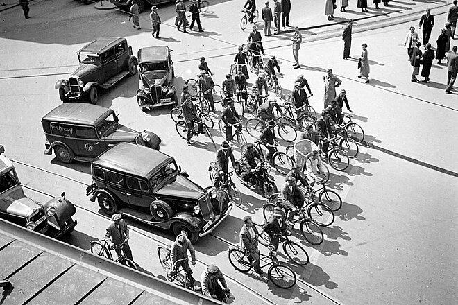 Schwarz Weiss Aufnahme des Verkehrs in der Schweiz im Jahr 1934