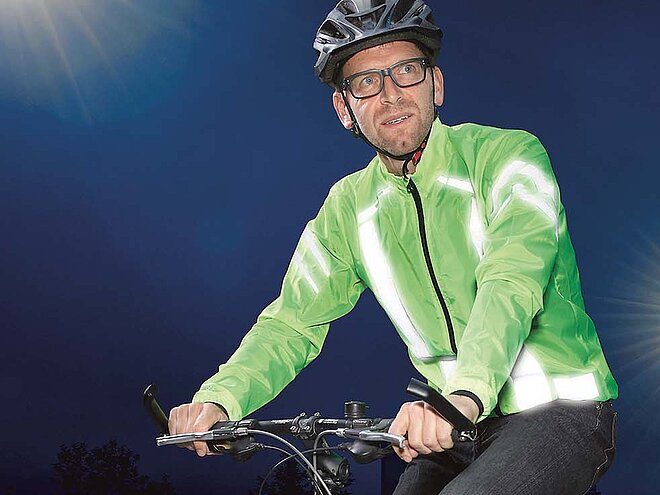 Mann mit reflektierender Kleidung