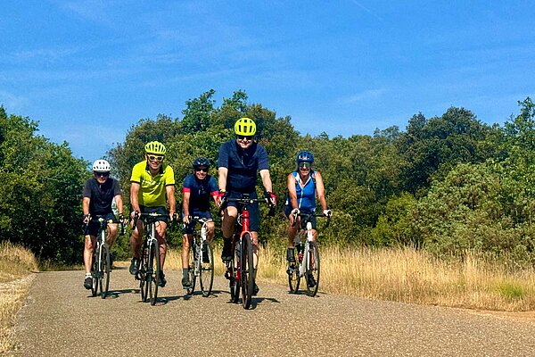 Eine Gruppe von Rennradfahren.