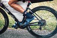 Ein Radsportler fährt mit Sandalen auf dem Rennrad