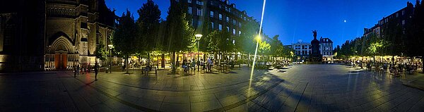 Platz vor einer Kathedrale. Es sind nur wenig Menschen zu sehen.