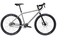 Bikepacking-Gravelbike mit vielen Befestigungspunkten für Taschen