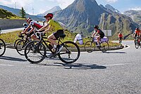 Velofahrer radeln auf einer Passstrasse