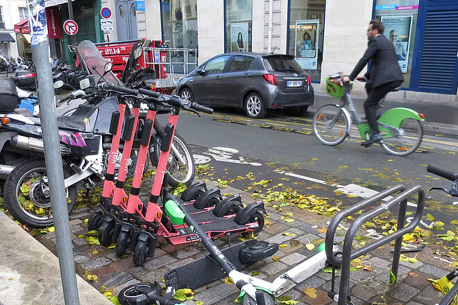 E-Scooter stehen aufgereiht nebeneinander