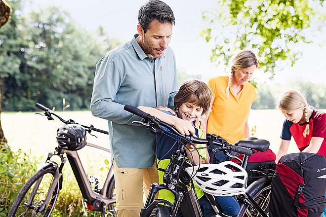 Eine Familie macht eine Velotour