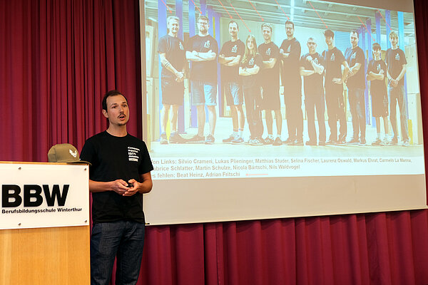 Matthias Studer steht auf einer Bühne.