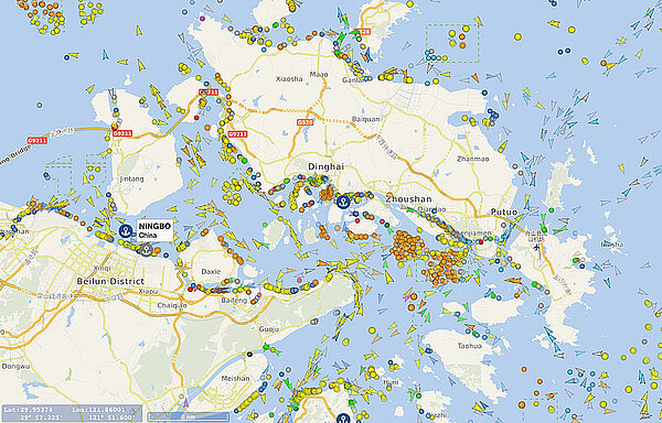 Karte, die den Schiffverkehr auf den Weltmeeren zeigt
