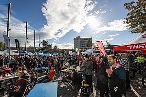 Gravel Ride & Race Bern. Feststände und Menschen.