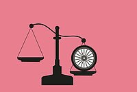 Waage mit Fahrradrad auf pinkem Hintergrund