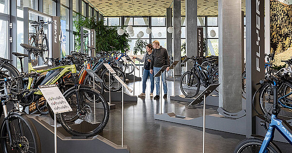 Flyer entlässt ein Drittel der Belegschaft. Fahrradgeschäft mit vielen Velos.