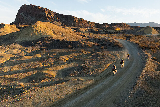 Gravel-Piloten in der Wüste.