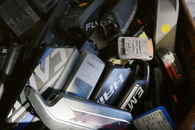 Es kursieren viele Vorurteile über E-Bikes. Velojournal geht den Vorwürfen auf den Grund und sagt, was an ihnen dran ist. (Foto: Pete Mijnssen) Viele alte Akkus von Elektrofahrrädern liegen in einer Kiste