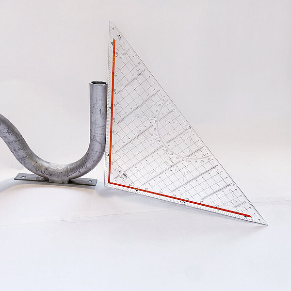 DIY-velojournal Anleitung: Velolenker wird mit Geodreieck ausgerichtet vor weissem Hintergrund.