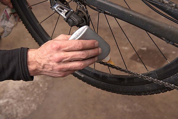Eine Person schmiert eine Velokette