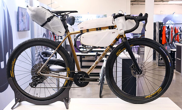 Rennrad mit Bikepacking-Taschen