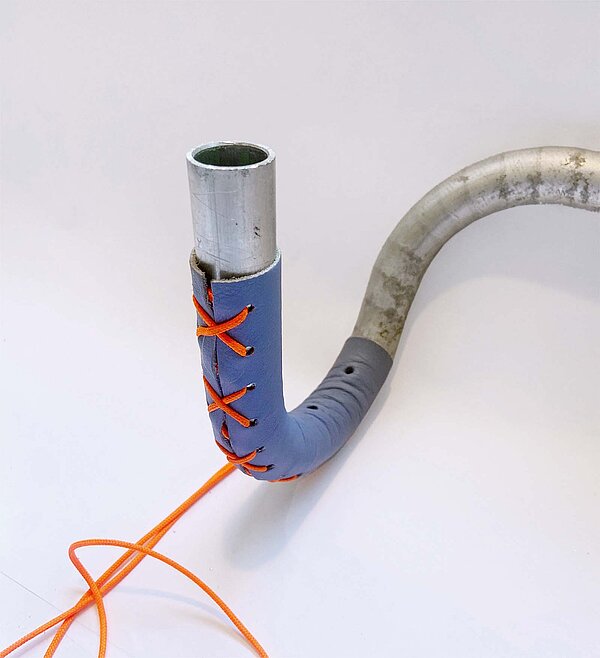 DIY-Velojournal Anleitung für Kerzenständer: Velolenker wird mit violettem leder und roter Kordel bezogen.