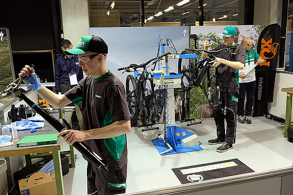 Die Schweizer Velomechaniker brillieren. Ein Fahrradmechaniker nimmt eine Federgabel auseinandern.