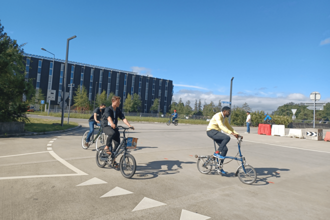 Im Kreis fahren die Probanden am Verkehrsflussexperiment.