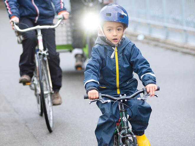 Kind auf Velo