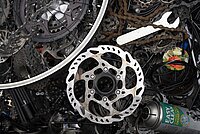 Viele Fahrradteile liegen auf einem Haufen. 