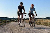 Gravelbiker auf einer Kiessstrasse.