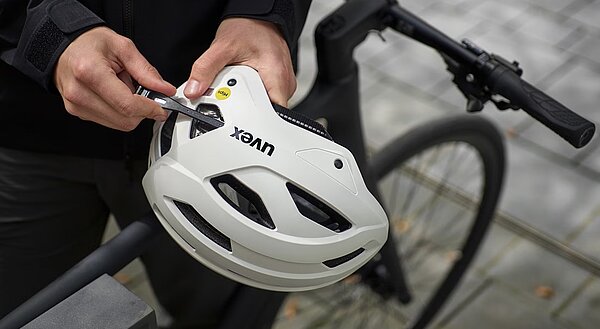 der Uvex City Stride Mips Hiplok kommt mit integriertem Fahrradschloss.