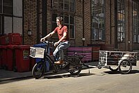 Die Stiftung AKS fördert Lastervelos in der Innerschweiz: Mann mit Velo.