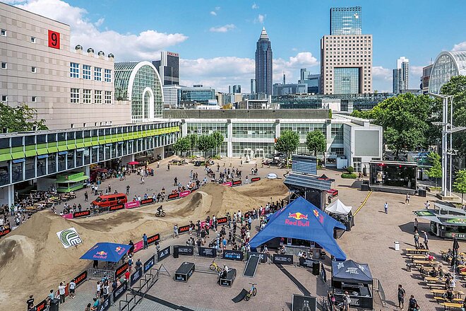 Die Eurobike hat die internationale Velobranche in die Bankenstadt Frankfurt gebracht. Die Eurobike findet neu in Frankfurt statt. Stände und Jump-Line an der Eurobike.