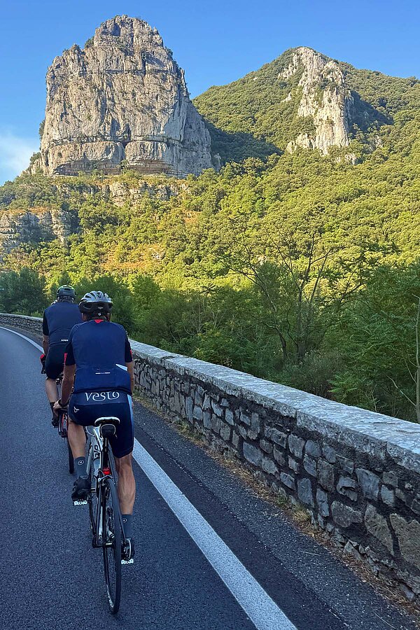 Radfahrer auf einer Passstrasse.
