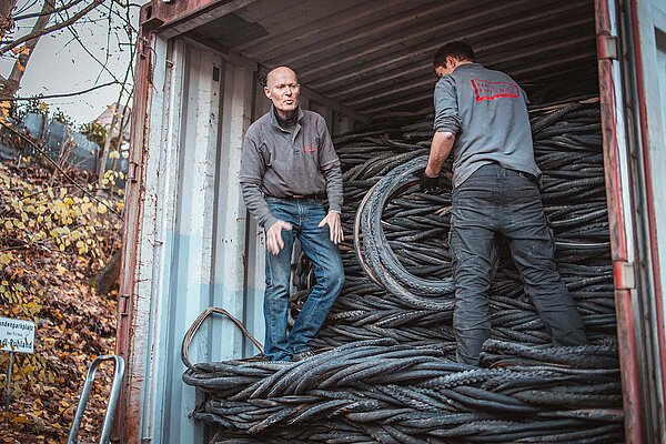Radl-Ruhland führt 20000 alte Fahrradreifen dem Schwalbe Reifenrecycling zu. Zwei Männer laden Fahrradreifen in einen Lastwagen.