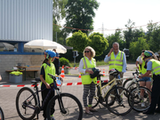 Auch Karin Rykart und Filippo Leutenegger tragen gelbe Leuchtwesten.