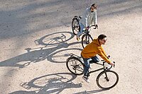 Zwei Personen sitzen auf Velos