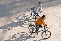 Zwei Personen sitzen auf Velos