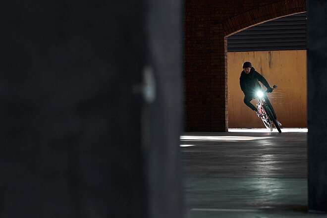 E-Bike Abo und Leasing. Ein E-Bike fährt um eine Kurve