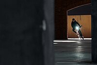 E-Bike Abo und Leasing. Ein E-Bike fährt um eine Kurve