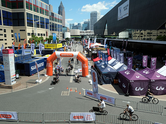 Festivalstände stehen auf einem Messeplatz.