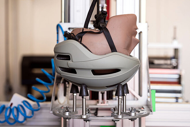 Velohelm in einem Teststand. 