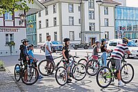 Bei den mittelgrossen Städten heisst die neue Siegerin des Prix Velo Köniz. Kinder stehen mit Fahrrädern an einer Strasse.