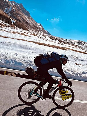 Mit Velo und Ski auf grosser Tour. 