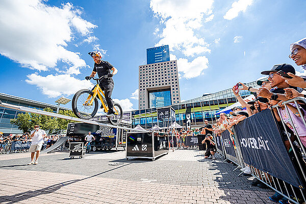 Ein Biker fährt über ein Hinderniss.
