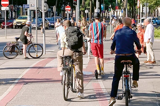 Velofahrende und Fussgänger stauen sich am Ring in der Wiener Innenstadt. Wien gilt als lebenswerteste Stadt der Welt. Velofahrende und Fussgänger stauen sich am Ring in der Wiener Innenstadt.